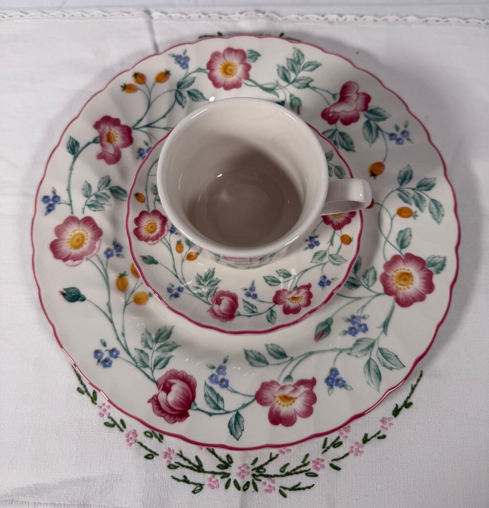 Vintage Churchill Briar Rose 3 Pc Place Setting 10" Plate Teacup Saucer England